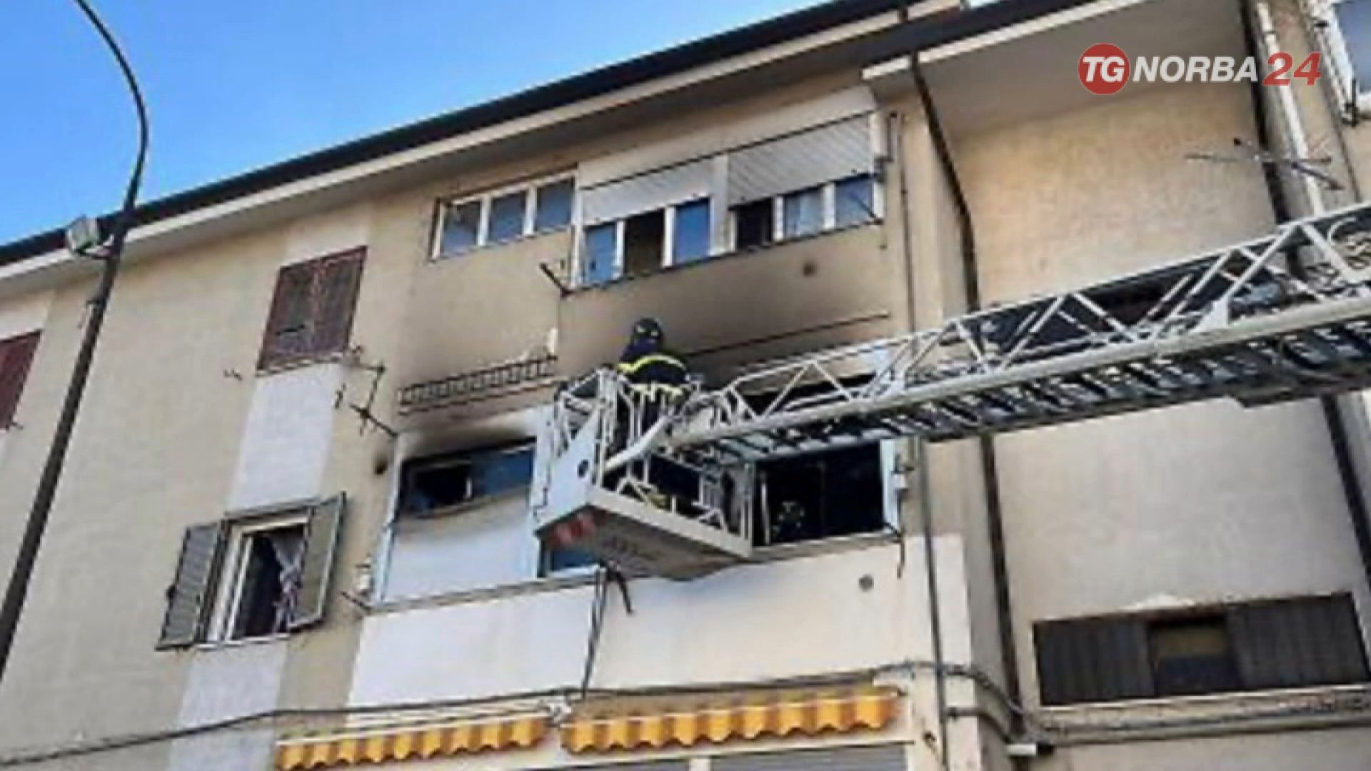 Taranto Incendio Distrugge Il Secondo Piano Di Una Palazzina In Via