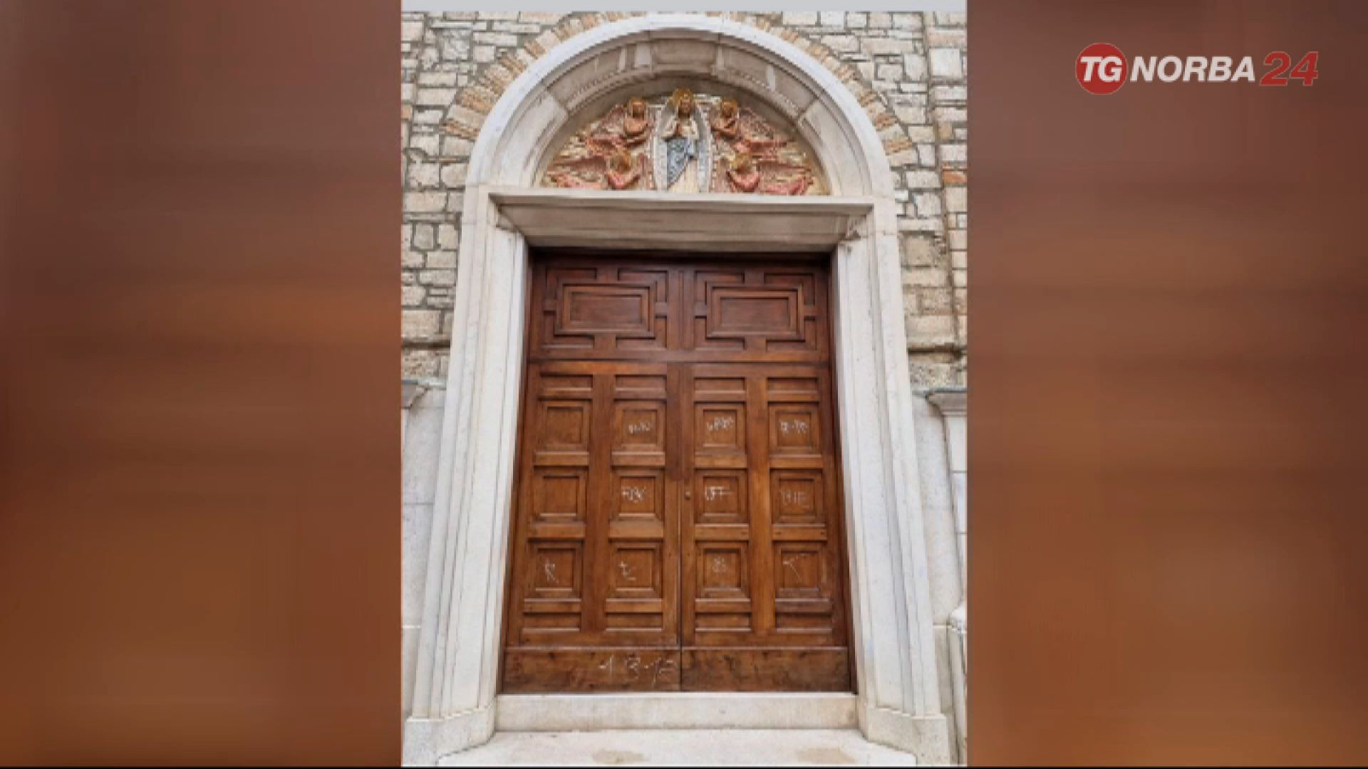 Ignoti Hanno Imbrattato Il Portone Della Chiesa Della Santissima Trinità A Potenzavideo Norba 